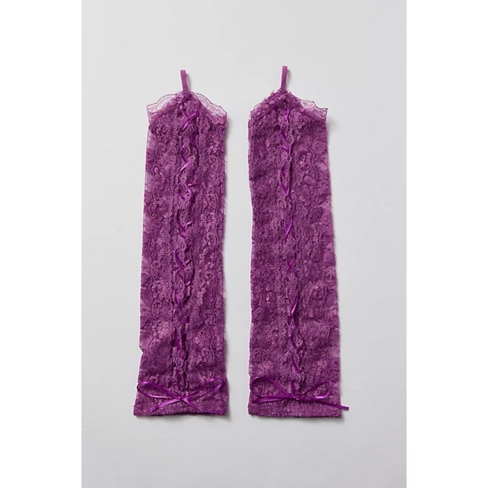 LIKE NEW URBAN OUTFITTERS Fingerless Lace-Up Floral Lace Opera Gloves in Purple